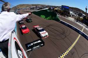 Phoenix_NXS_Logano_GreenFlag_031415